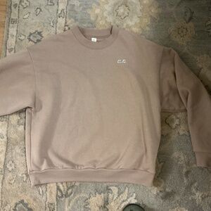 ALO Yoga Accolade Crew Neck Sweatshirt in Gravel